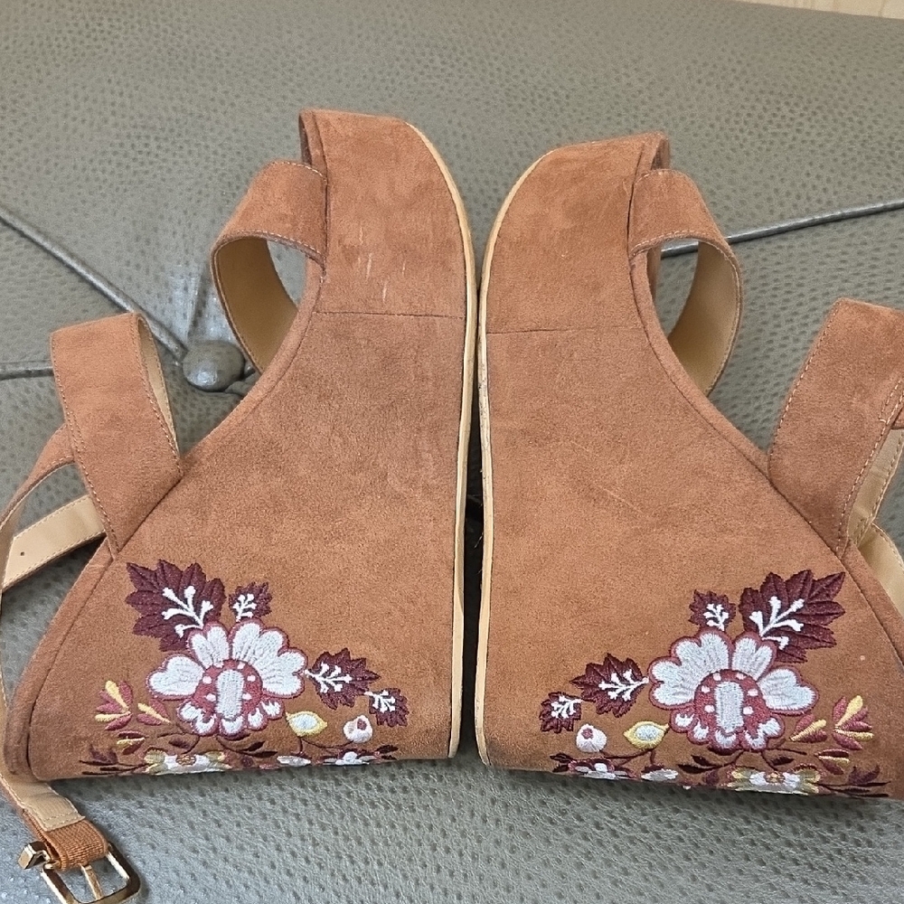 5/$25-Express Tan Wedges with Floral Design - Picture 7 of 7
